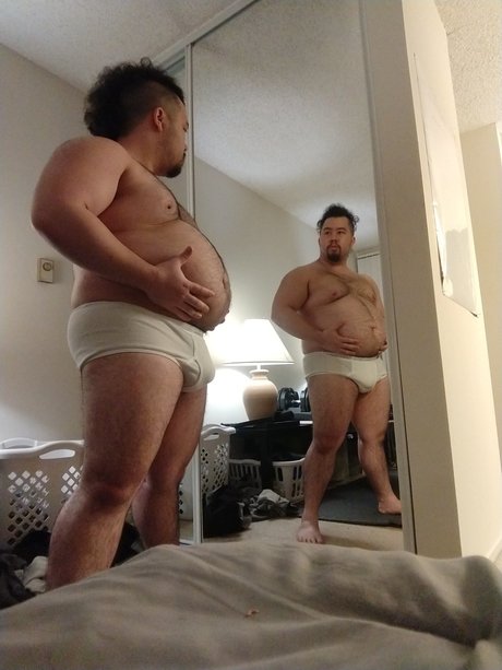 Naakte gelekte OnlyFans-foto van Donovan That Bulky Asian Gainer