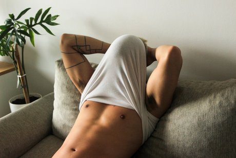 Naakte gelekte OnlyFans-foto van Jong Master 