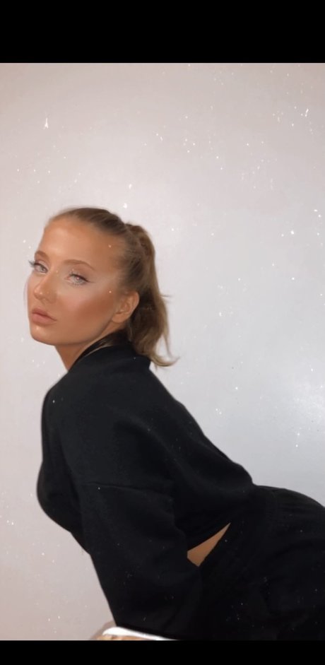 Naakte gelekte OnlyFans-foto van Brat Barbie 