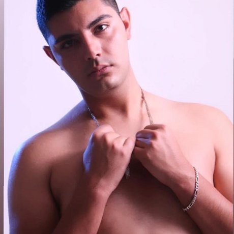Naakte gelekte OnlyFans-foto van Michael Gutierrez