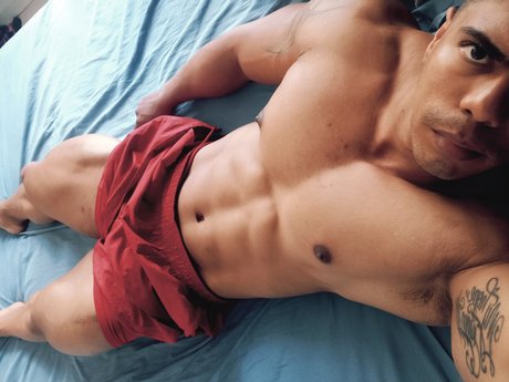Naakte gelekte OnlyFans-foto van Milton Ospina
