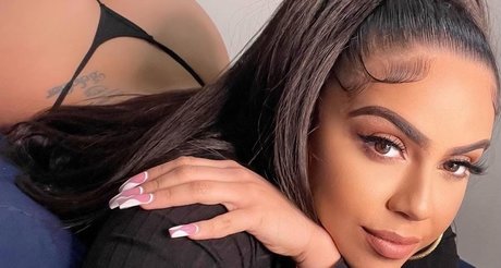 Naakte gelekte OnlyFans-foto van Jasmine Bella