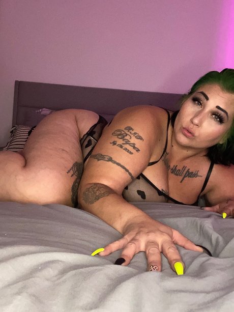 Naakte gelekte OnlyFans-foto van Missred2go