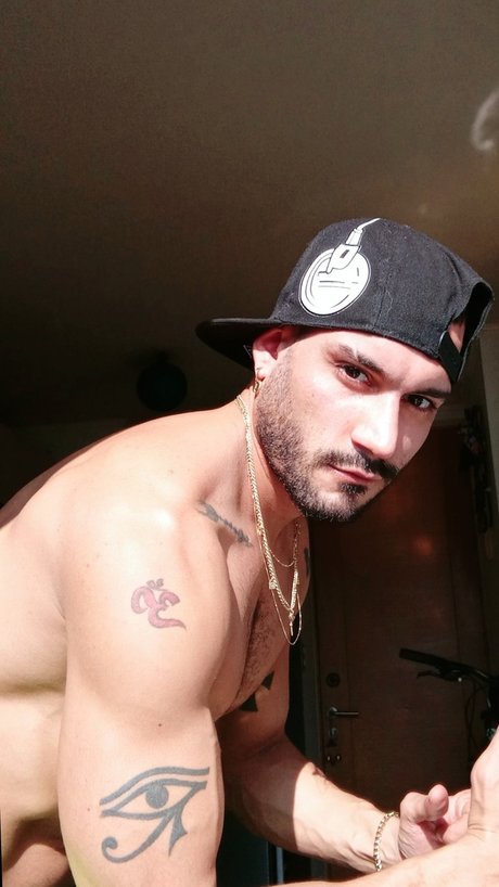 Naakte gelekte OnlyFans-foto van Miguel Angel