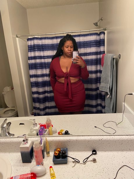 Naakte gelekte OnlyFans-foto van Juicy Thickie