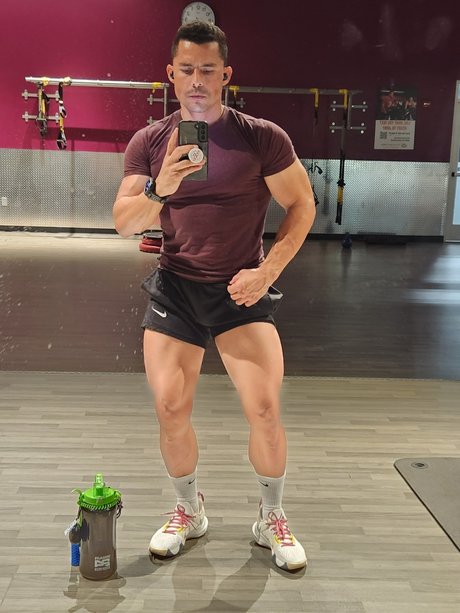 Naakte gelekte OnlyFans-foto van Yojan Sanz