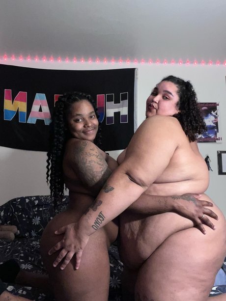 Naakte gelekte OnlyFans-foto van Honeypotwives 