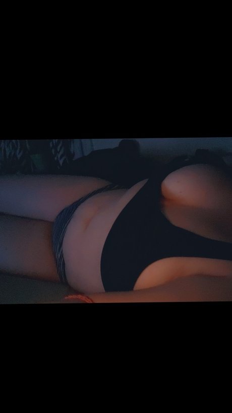 Naakte gelekte OnlyFans-foto van Momo