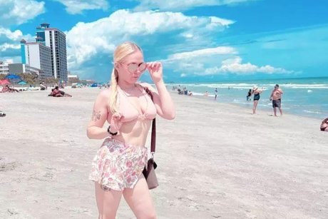 Naakte gelekte OnlyFans-foto van Barbie Quinn