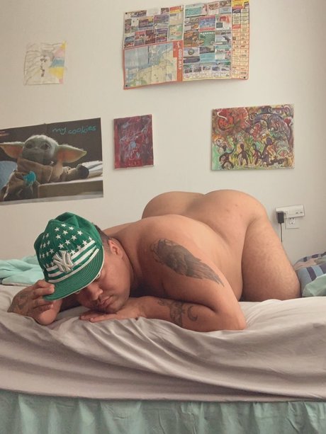 Naakte gelekte OnlyFans-foto van Poke Hoe