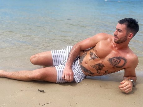 Naakte gelekte OnlyFans-foto van Pretty Boy