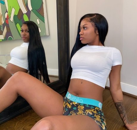 Naakte gelekte OnlyFans-foto van Bigsha