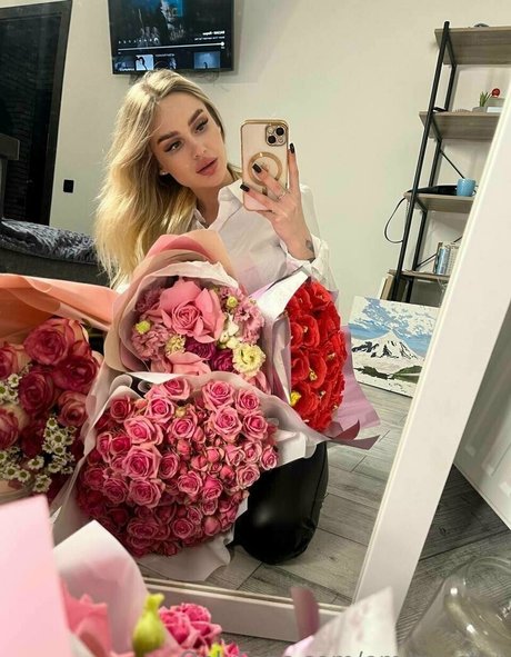 Naakte gelekte OnlyFans-foto van Emmyystar