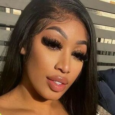 Naakte gelekte OnlyFans-foto van Babyhollywood