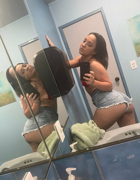 Naakte gelekte OnlyFans-foto van Amara Romani