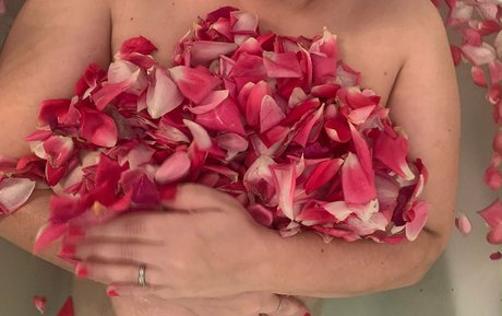 Naakte gelekte OnlyFans-foto van Kinkyqueenofspades