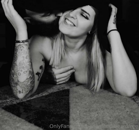 Naakte gelekte OnlyFans-foto van Babemeetsbeardfree