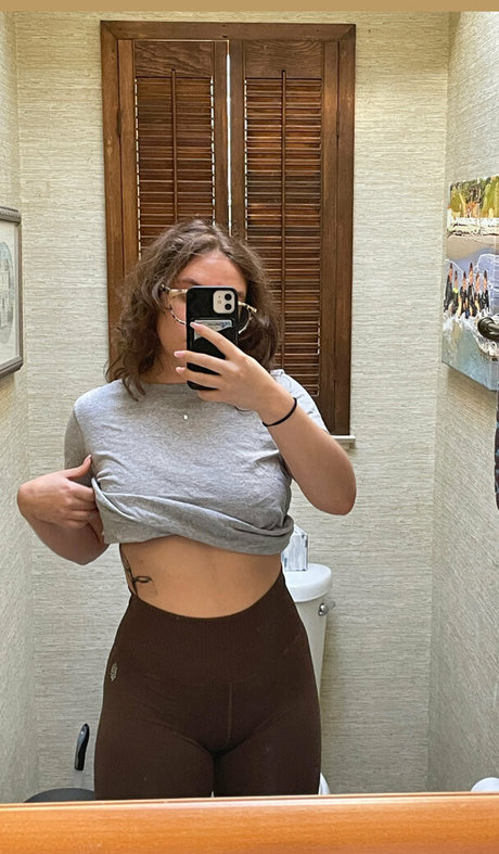 Naakte gelekte OnlyFans-foto van Ellaenchanted2