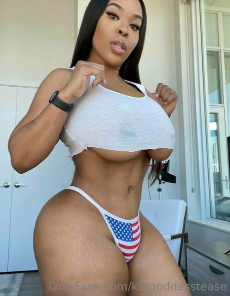 Naakte gelekte OnlyFans-foto van Katgoddesstease