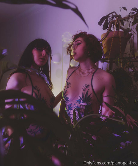 Naakte gelekte OnlyFans-foto van Plantgalfree