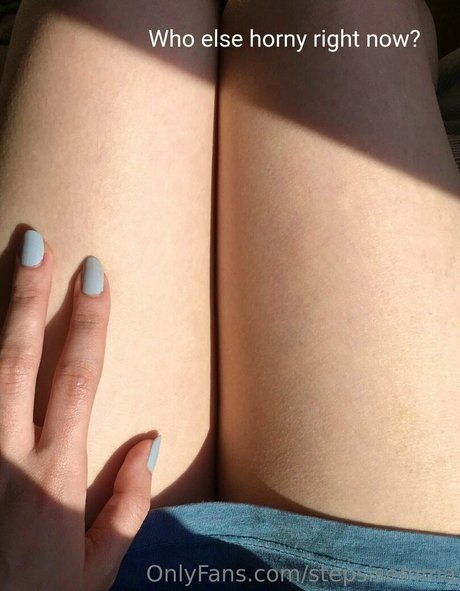 Naakte gelekte OnlyFans-foto van Stepsisteremma