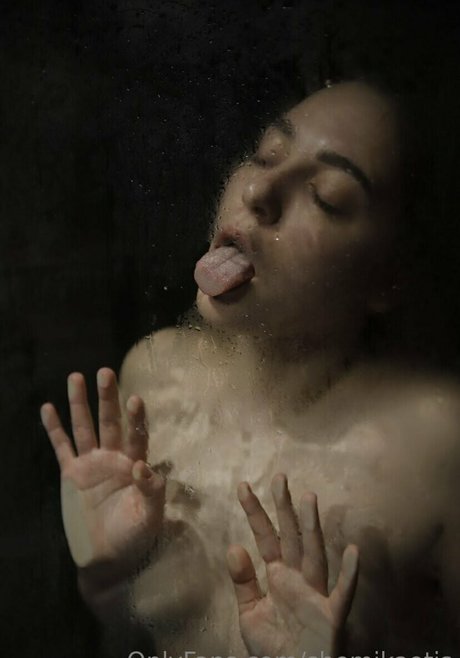 Naakte gelekte OnlyFans-foto van Shemikaotis