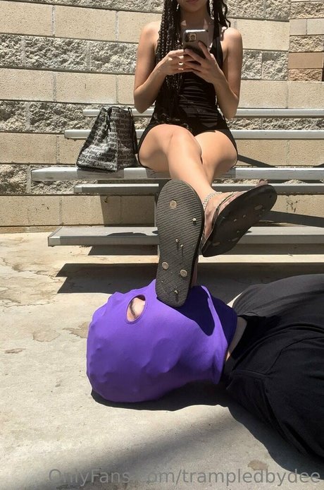 Naakte gelekte OnlyFans-foto van Trampledbydee