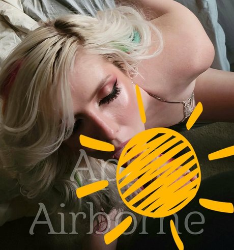 Naakte gelekte OnlyFans-foto van Airbornesangels