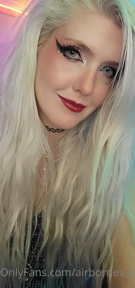 Naakte gelekte OnlyFans-foto van Airbornesangels