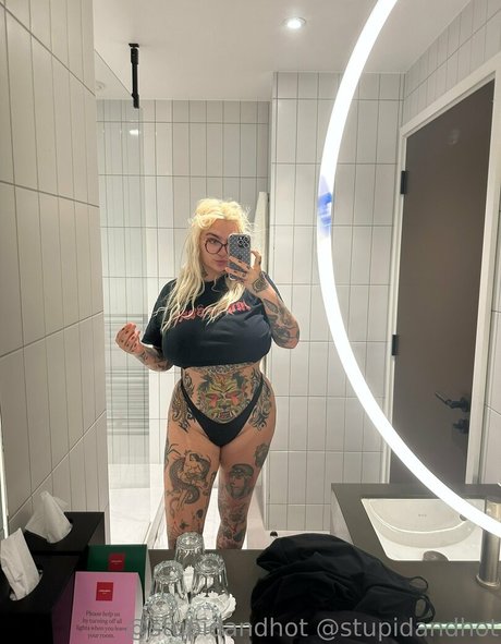Naakte gelekte OnlyFans-foto van Stupiderandhotter