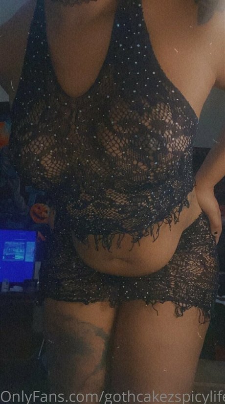 Naakte gelekte OnlyFans-foto van Gothcakezspicylife