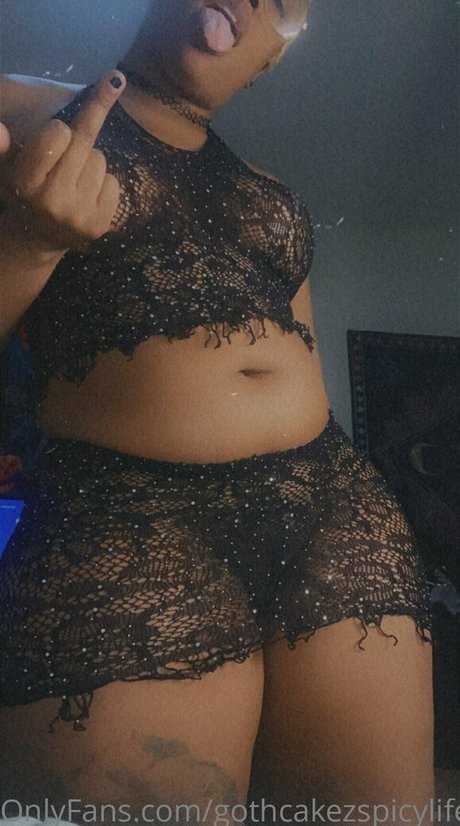 Naakte gelekte OnlyFans-foto van Gothcakezspicylife