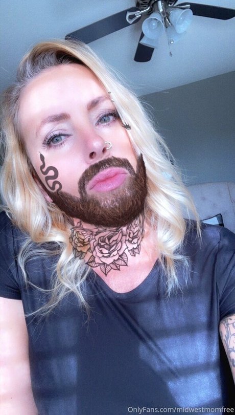 Naakte gelekte OnlyFans-foto van Midwestmomfree