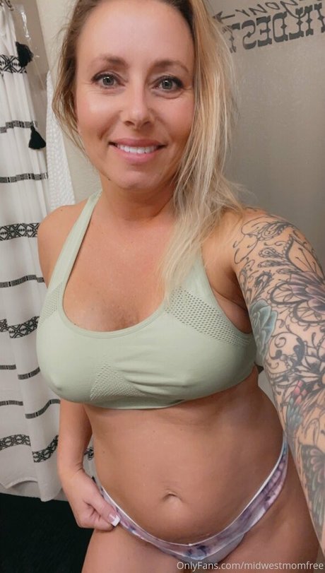 Naakte gelekte OnlyFans-foto van Midwestmomfree