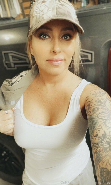 Naakte gelekte OnlyFans-foto van Midwestmomfree
