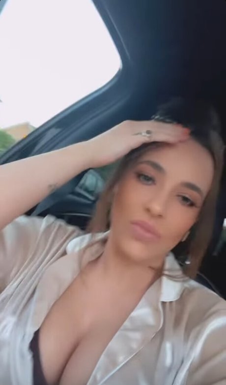 Naakte gelekte OnlyFans-foto van Stephanie Davis