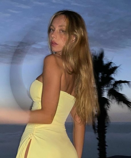 Naakte gelekte OnlyFans-foto van Ester Exposito