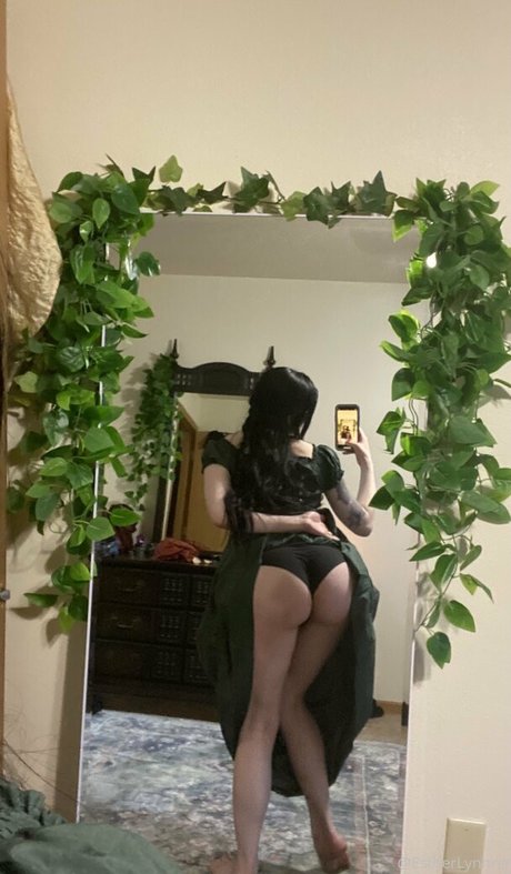 Naakte gelekte OnlyFans-foto van Estherlynnriefree