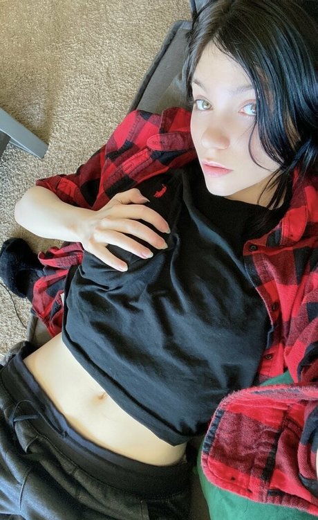 Naakte gelekte OnlyFans-foto van Estherlynnriefree