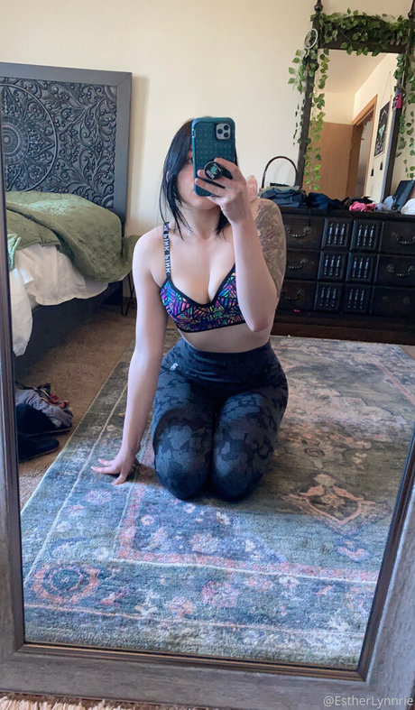 Naakte gelekte OnlyFans-foto van Estherlynnriefree