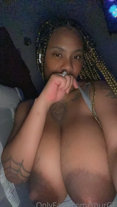 Naakte gelekte OnlyFans-foto van Yourgfback