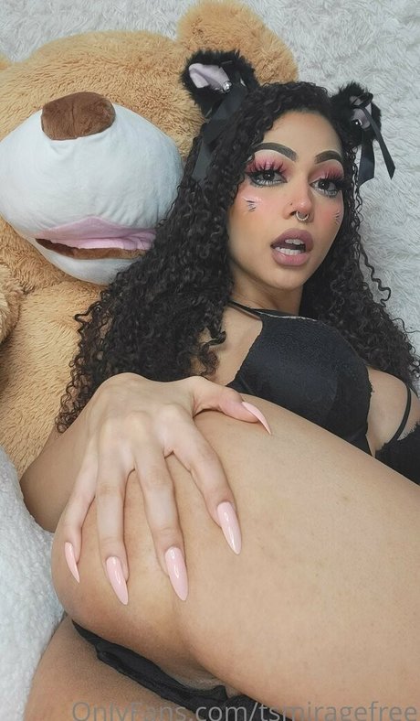 Naakte gelekte OnlyFans-foto van Tsmiragefree