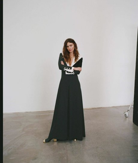 Naakte gelekte OnlyFans-foto van Phoebe Tonkin