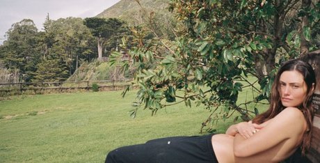 Naakte gelekte OnlyFans-foto van Phoebe Tonkin