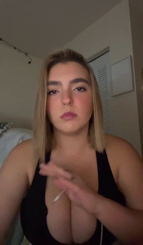 Naakte gelekte OnlyFans-foto van Sierra Bellingar