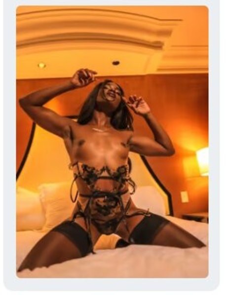 Naakte gelekte OnlyFans-foto van Ana Foxxx