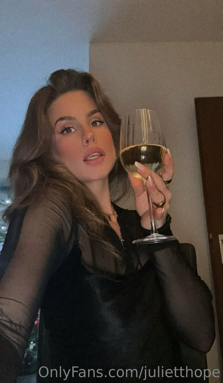 Naakte gelekte OnlyFans-foto van Julietthope