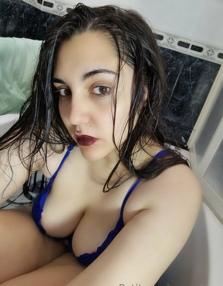 Naakte gelekte OnlyFans-foto van Petiteeprincessfree