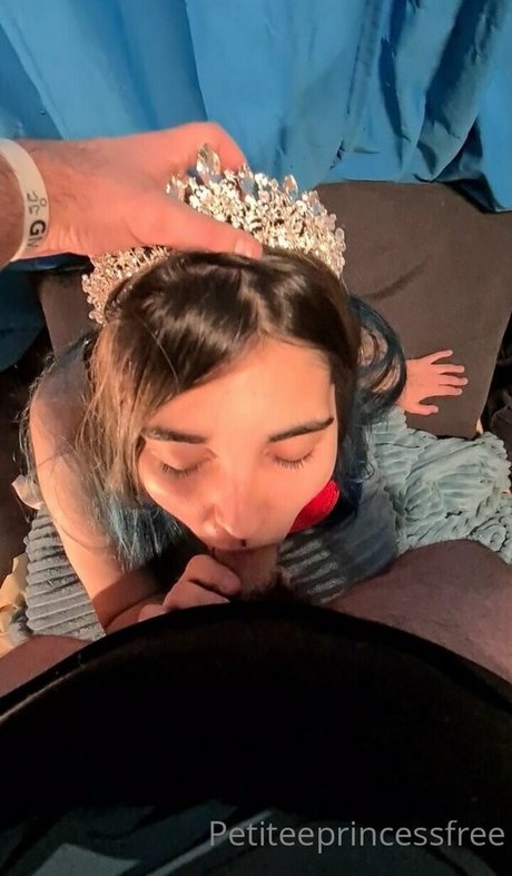 Naakte gelekte OnlyFans-foto van Petiteeprincessfree