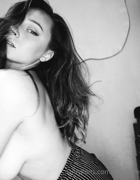 Naakte gelekte OnlyFans-foto van Innaluve